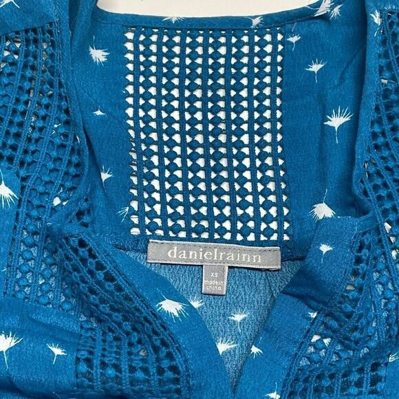 Daniel Rainn Blue Dandelion Cap Sleeve Crochet Detail Top - XS - Picture 4 of 7